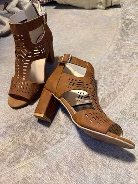 Source Unknown Tan Brown Laser-Cut Block Heel Sandals